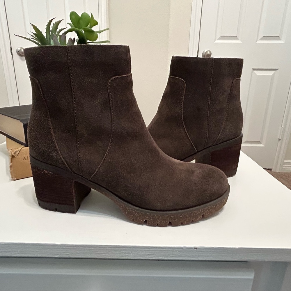 Women’s Korks Brown Suede Booties Size 7